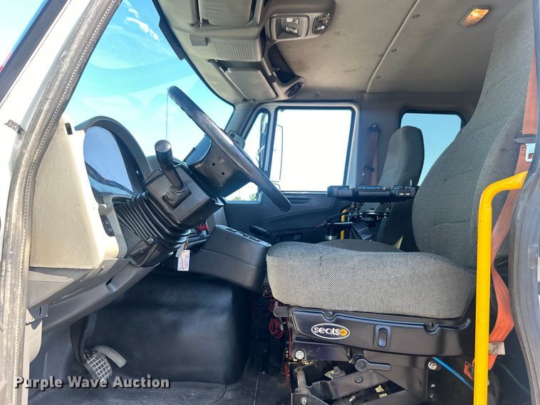 image for item EG0947 2012 International  7600  Crew Cab utility / service truck