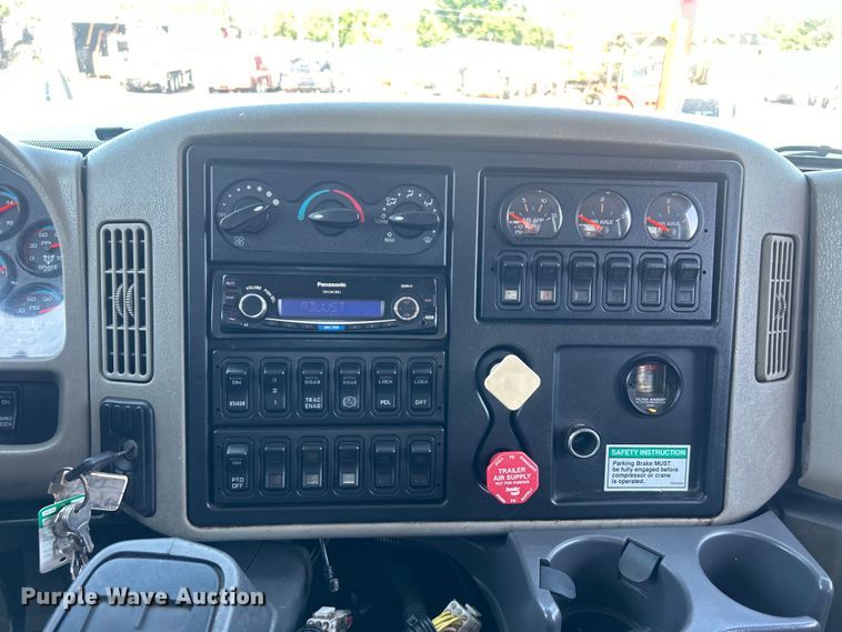 image for item EG0947 2012 International  7600  Crew Cab utility / service truck