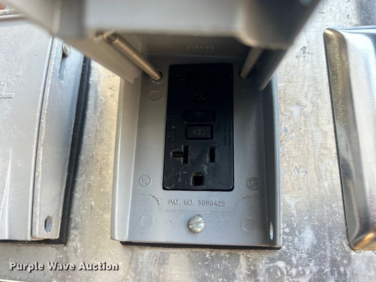 image for item EG0953 2013 Ford F550 Super Duty utility / service truck