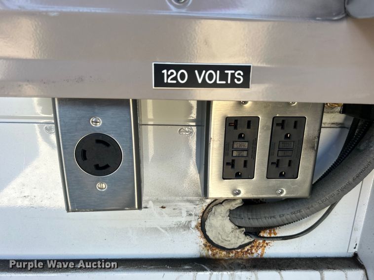 image for item EG0953 2013 Ford F550 Super Duty utility / service truck