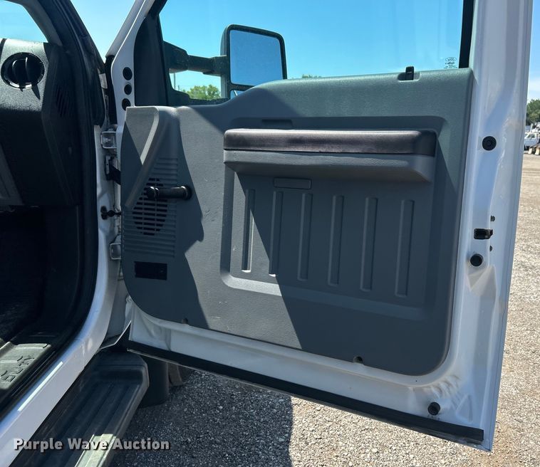 image for item EG0953 2013 Ford F550 Super Duty utility / service truck