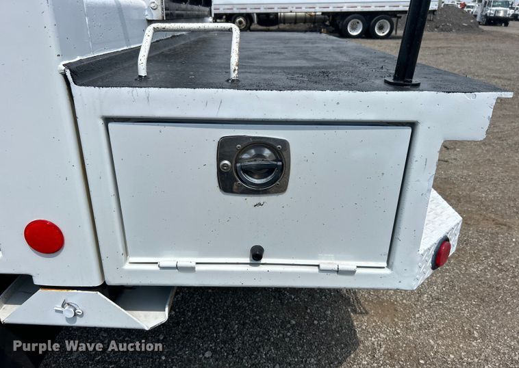 image for item EG0973 2007 Kenworth  T300 utility / service truck