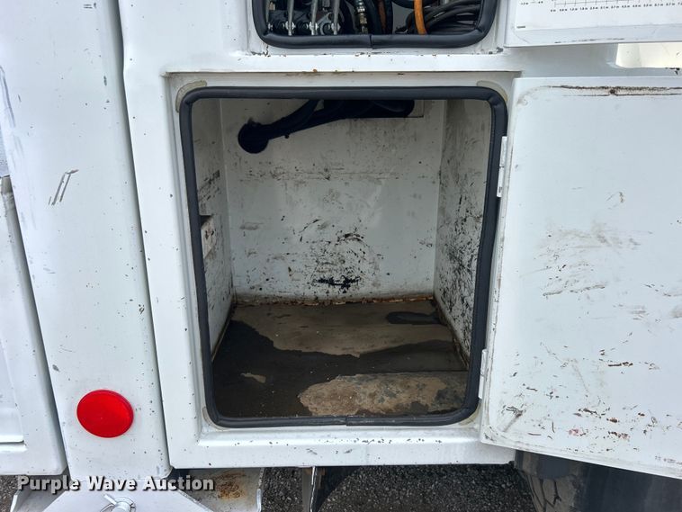 image for item EG0973 2007 Kenworth  T300 utility / service truck