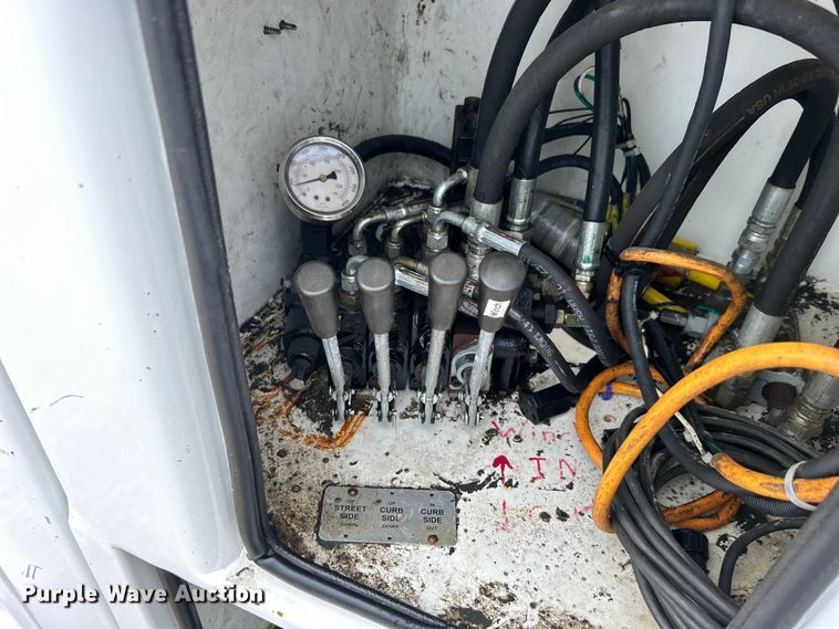 image for item EG0973 2007 Kenworth  T300 utility / service truck