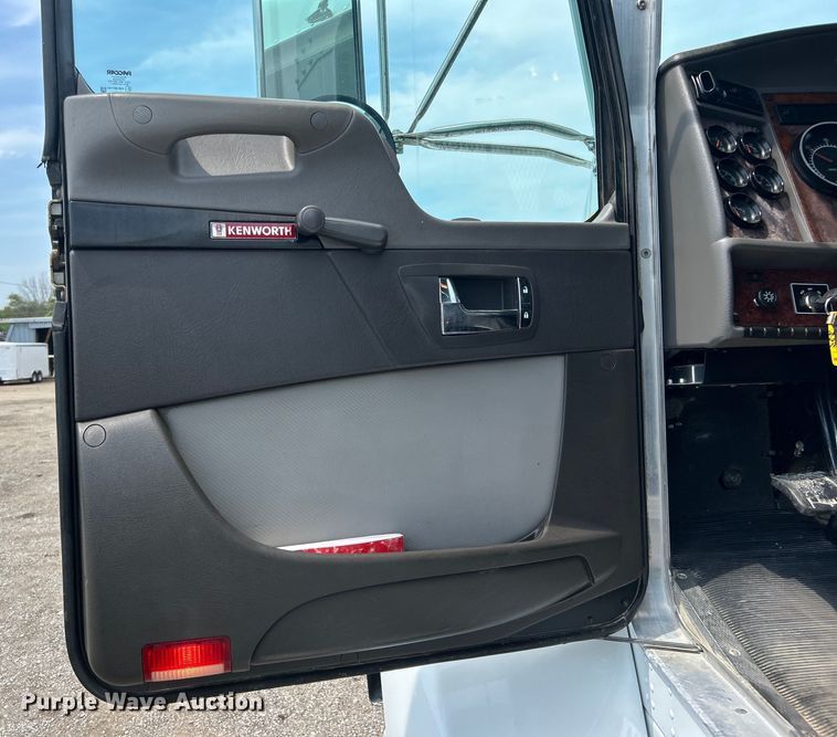 image for item EG0973 2007 Kenworth  T300 utility / service truck