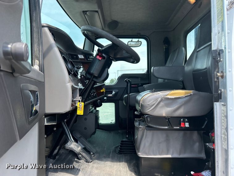 image for item EG0973 2007 Kenworth  T300 utility / service truck