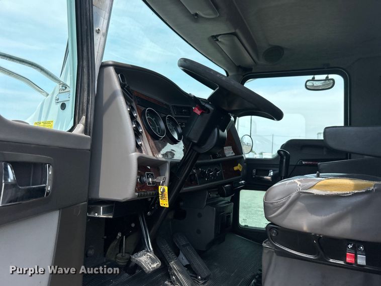 image for item EG0973 2007 Kenworth  T300 utility / service truck