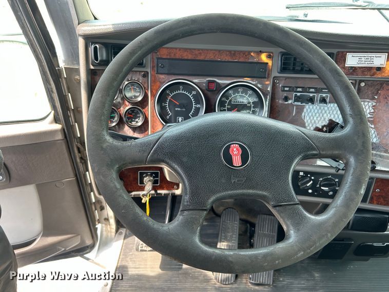 image for item EG0973 2007 Kenworth  T300 utility / service truck