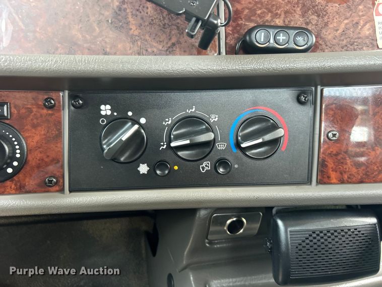 image for item EG0973 2007 Kenworth  T300 utility / service truck