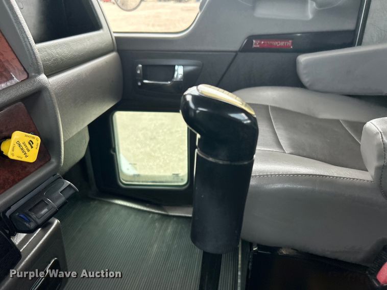 image for item EG0973 2007 Kenworth  T300 utility / service truck