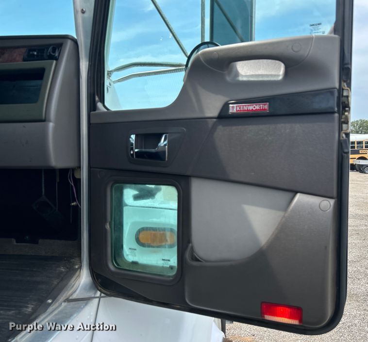 image for item EG0973 2007 Kenworth  T300 utility / service truck