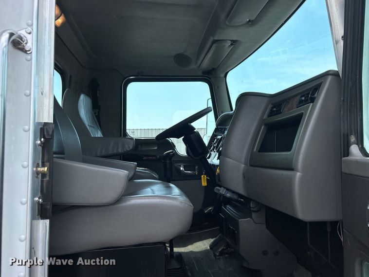 image for item EG0973 2007 Kenworth  T300 utility / service truck