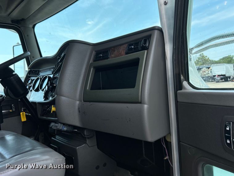 image for item EG0973 2007 Kenworth  T300 utility / service truck