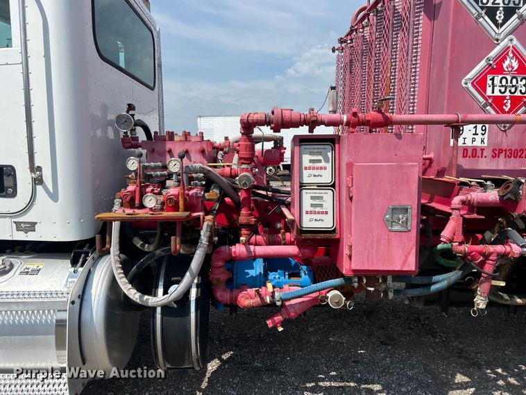 image for item EG0979 2012 Peterbilt  337 tank truck