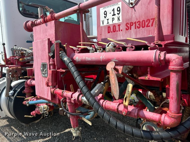 image for item EG0979 2012 Peterbilt  337 tank truck