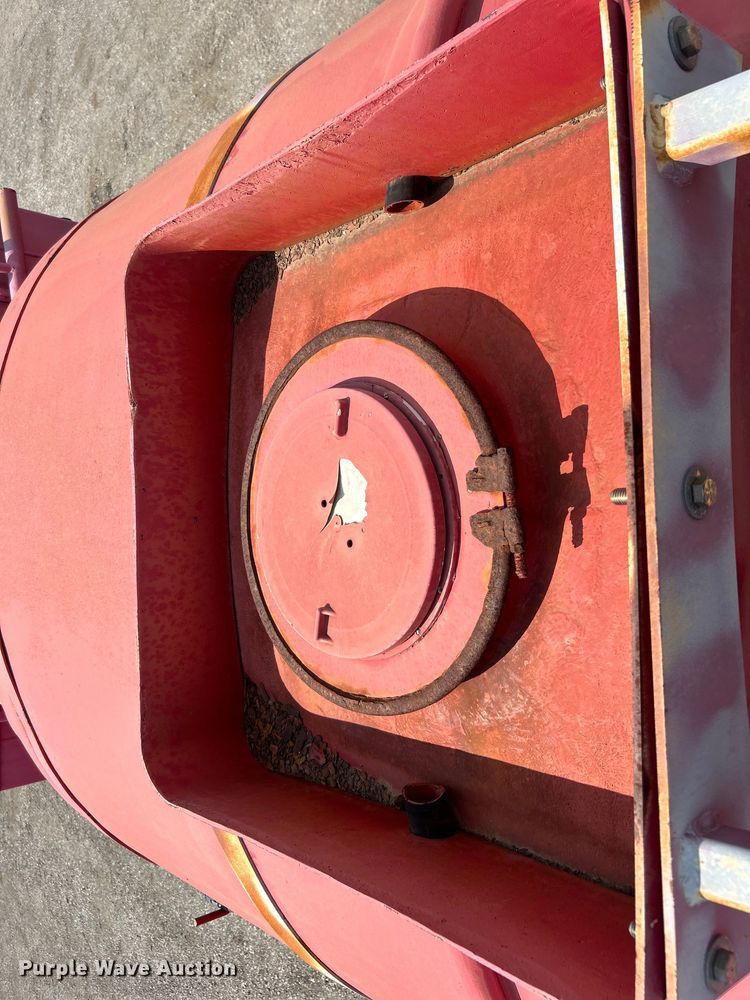 image for item EG0979 2012 Peterbilt  337 tank truck