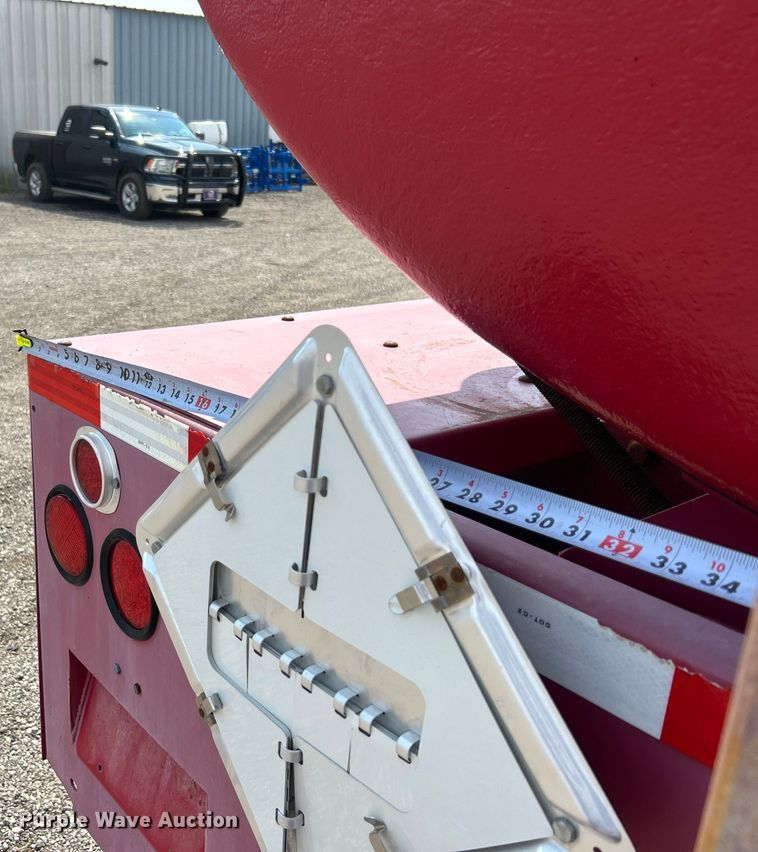 image for item EG0979 2012 Peterbilt  337 tank truck