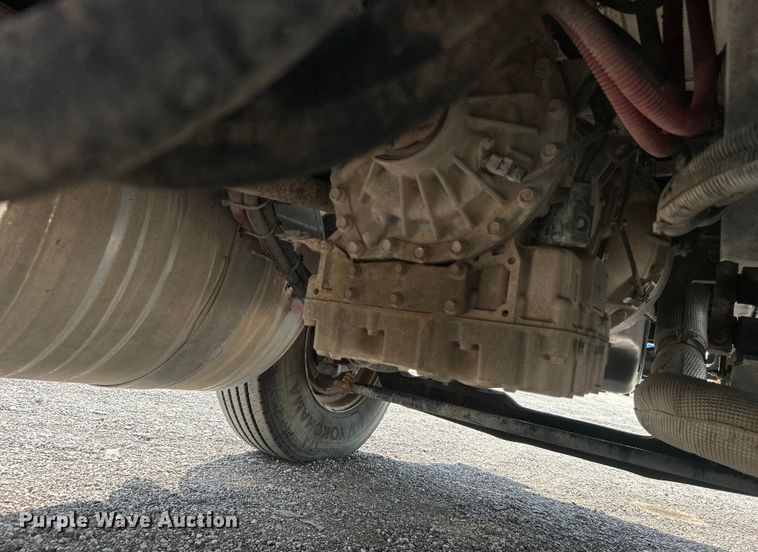 image for item EG0979 2012 Peterbilt  337 tank truck