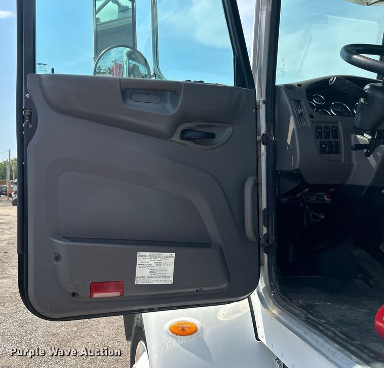 image for item EG0979 2012 Peterbilt  337 tank truck