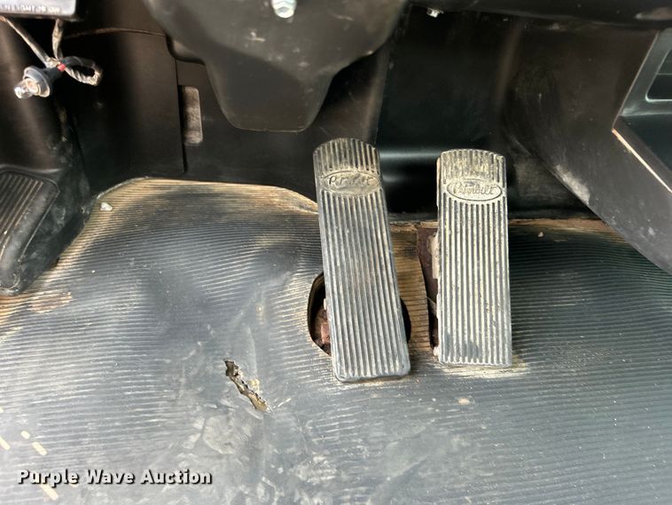 image for item EG0979 2012 Peterbilt  337 tank truck