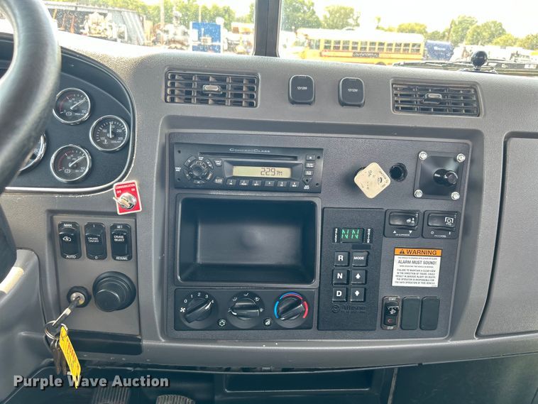 image for item EG0979 2012 Peterbilt  337 tank truck