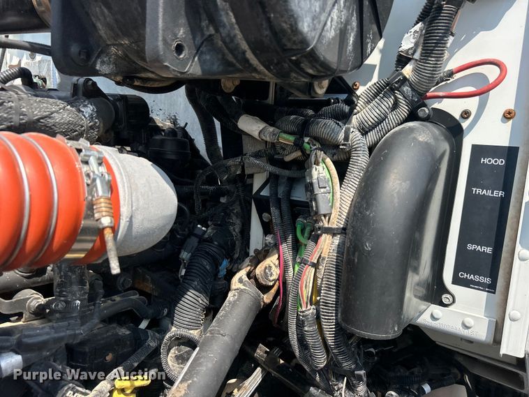 image for item EG0979 2012 Peterbilt  337 tank truck