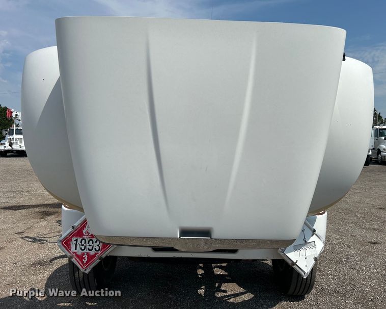 image for item EG0979 2012 Peterbilt  337 tank truck