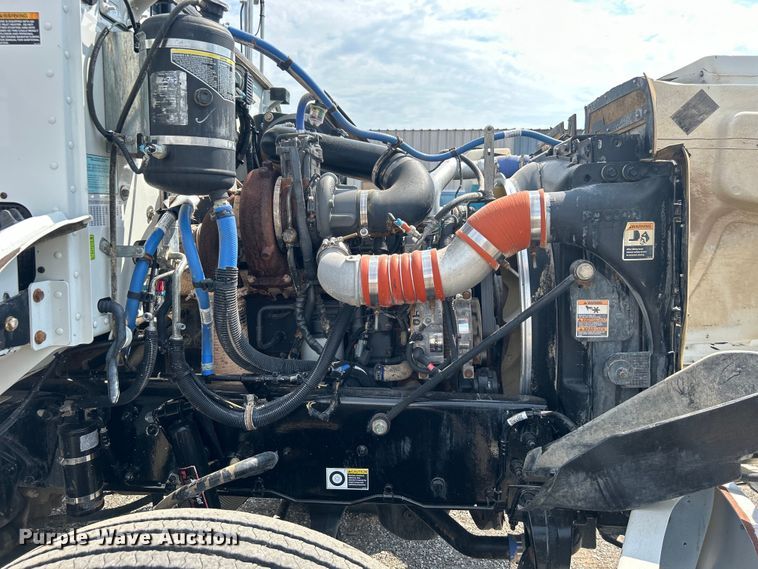 image for item EG0979 2012 Peterbilt  337 tank truck