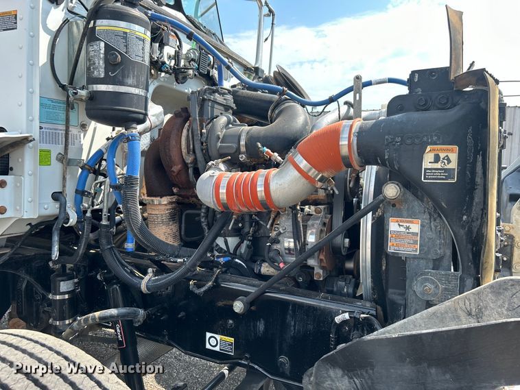 image for item EG0979 2012 Peterbilt  337 tank truck