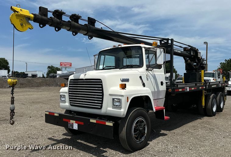image for item EG1652 1995 Ford L8000 crane truck