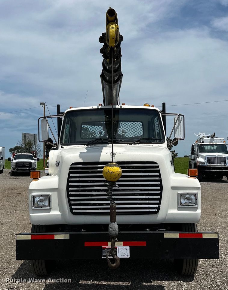 image for item EG1652 1995 Ford L8000 crane truck