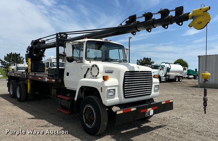 image for item EG1652 1995 Ford L8000 crane truck