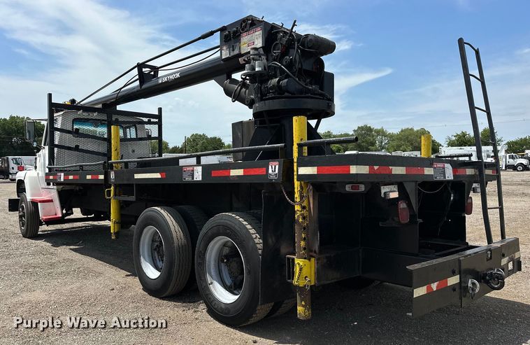 image for item EG1652 1995 Ford L8000 crane truck