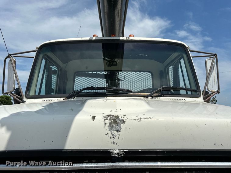 image for item EG1652 1995 Ford L8000 crane truck