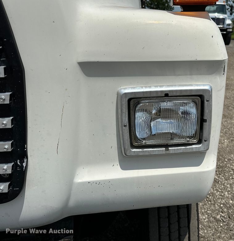 image for item EG1652 1995 Ford L8000 crane truck