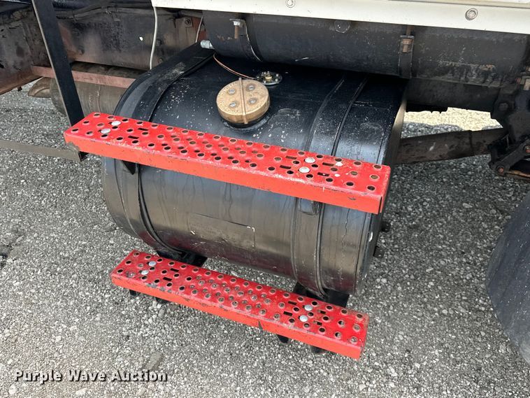 image for item EG1652 1995 Ford L8000 crane truck