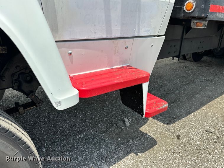 image for item EG1652 1995 Ford L8000 crane truck