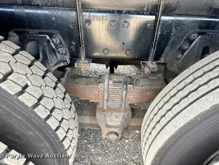 image for item EG1652 1995 Ford L8000 crane truck