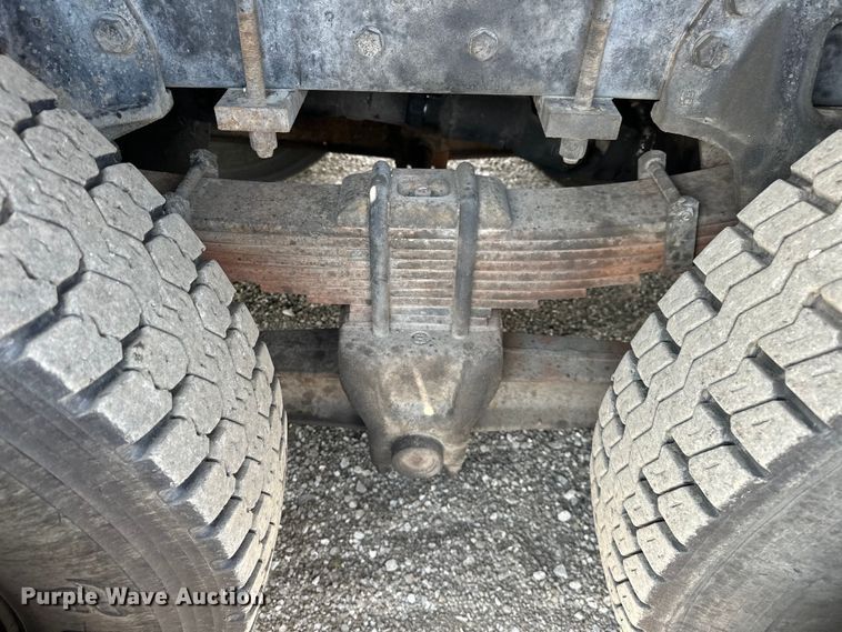 image for item EG1652 1995 Ford L8000 crane truck