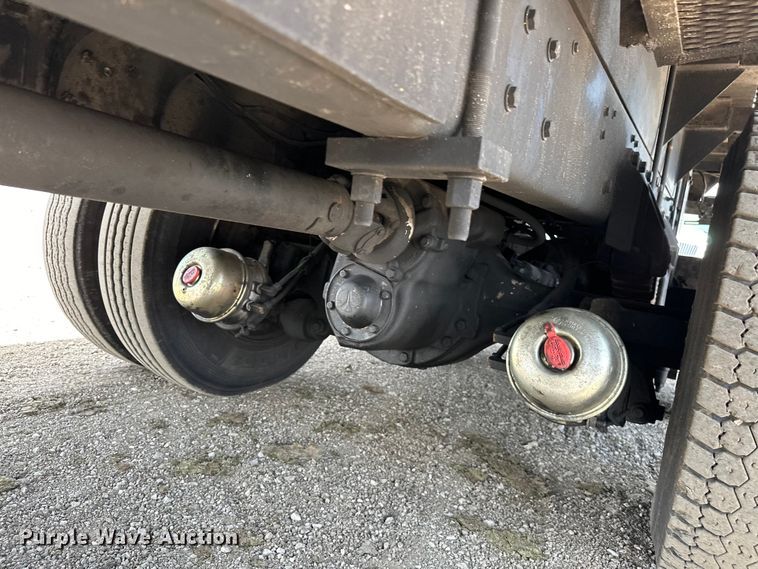 image for item EG1652 1995 Ford L8000 crane truck