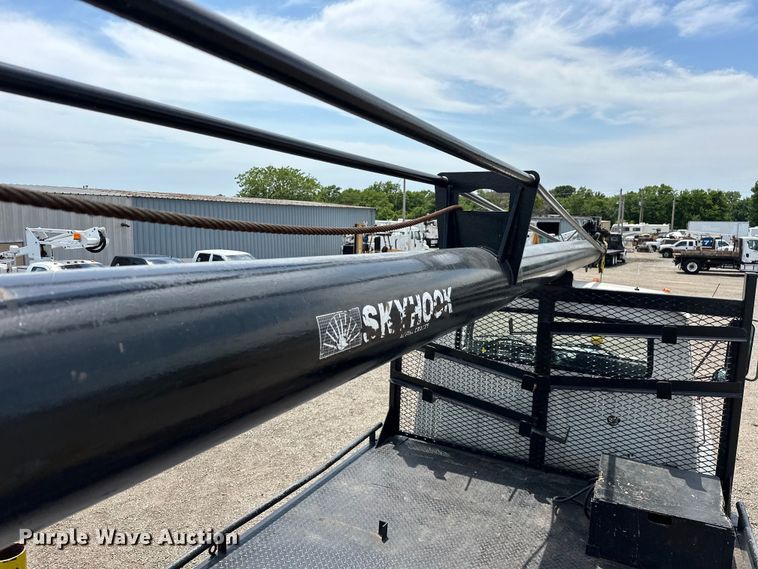 image for item EG1652 1995 Ford L8000 crane truck