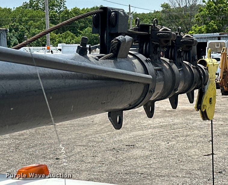 image for item EG1652 1995 Ford L8000 crane truck