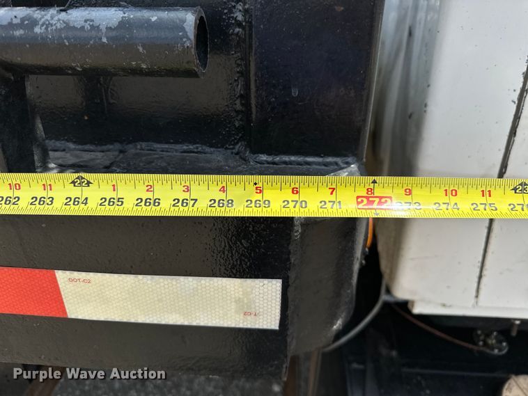 image for item EG1652 1995 Ford L8000 crane truck