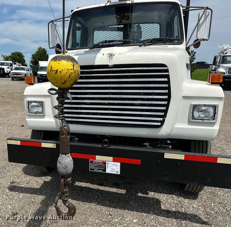 image for item EG1652 1995 Ford L8000 crane truck