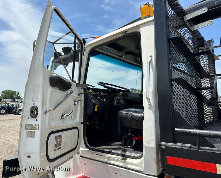 image for item EG1652 1995 Ford L8000 crane truck