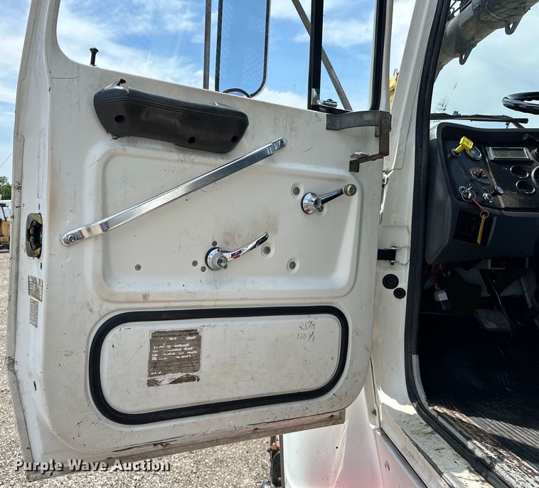 image for item EG1652 1995 Ford L8000 crane truck