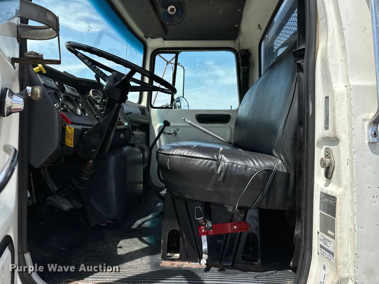 image for item EG1652 1995 Ford L8000 crane truck