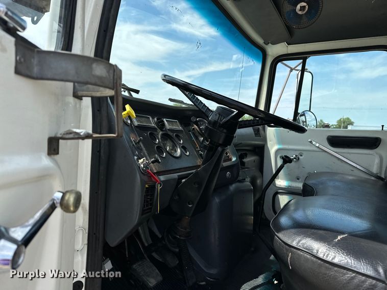 image for item EG1652 1995 Ford L8000 crane truck