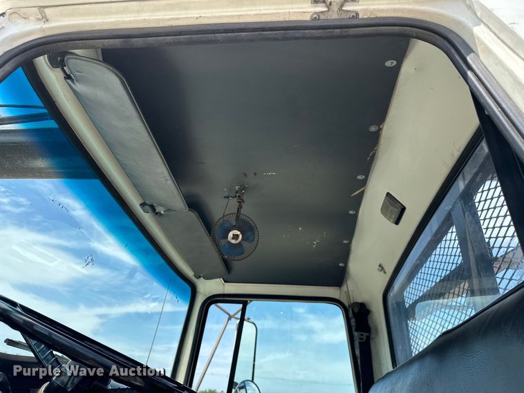 image for item EG1652 1995 Ford L8000 crane truck