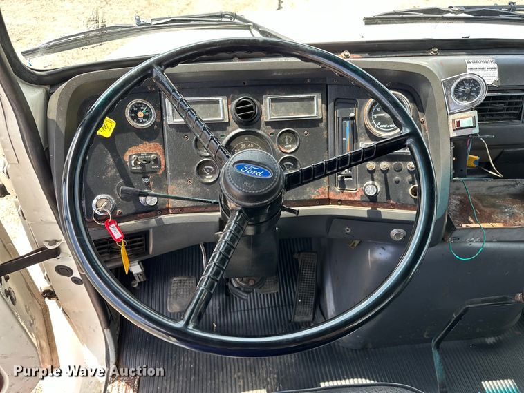 image for item EG1652 1995 Ford L8000 crane truck